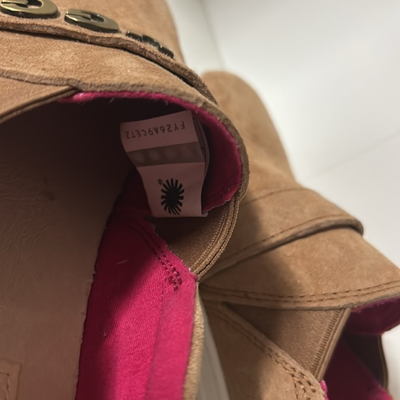 NWT UGG Women's Kitlyn Charm
Brown - Picture 2 of 3